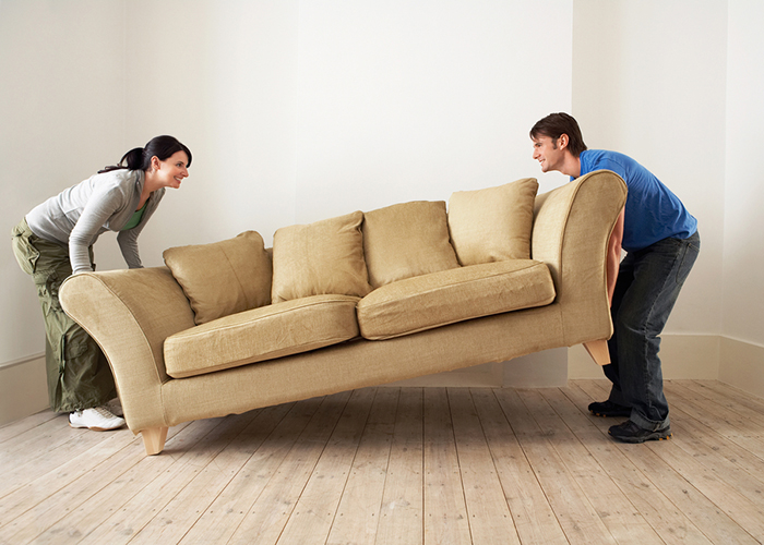 Передвижение тяжелой мебели по ламинату может оставить царапины. Лучше аккуратно перенести предмет на нужное место